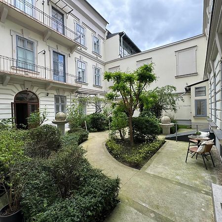Апартаменты Hidden Gem With Terrace On The Andrassy Fashion Road Будапешт Экстерьер фото