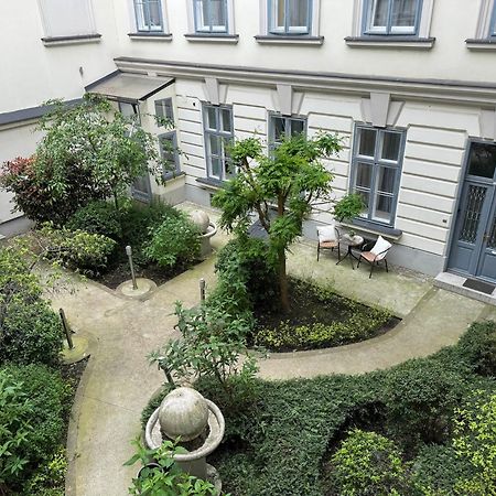Апартаменты Hidden Gem With Terrace On The Andrassy Fashion Road Будапешт Экстерьер фото