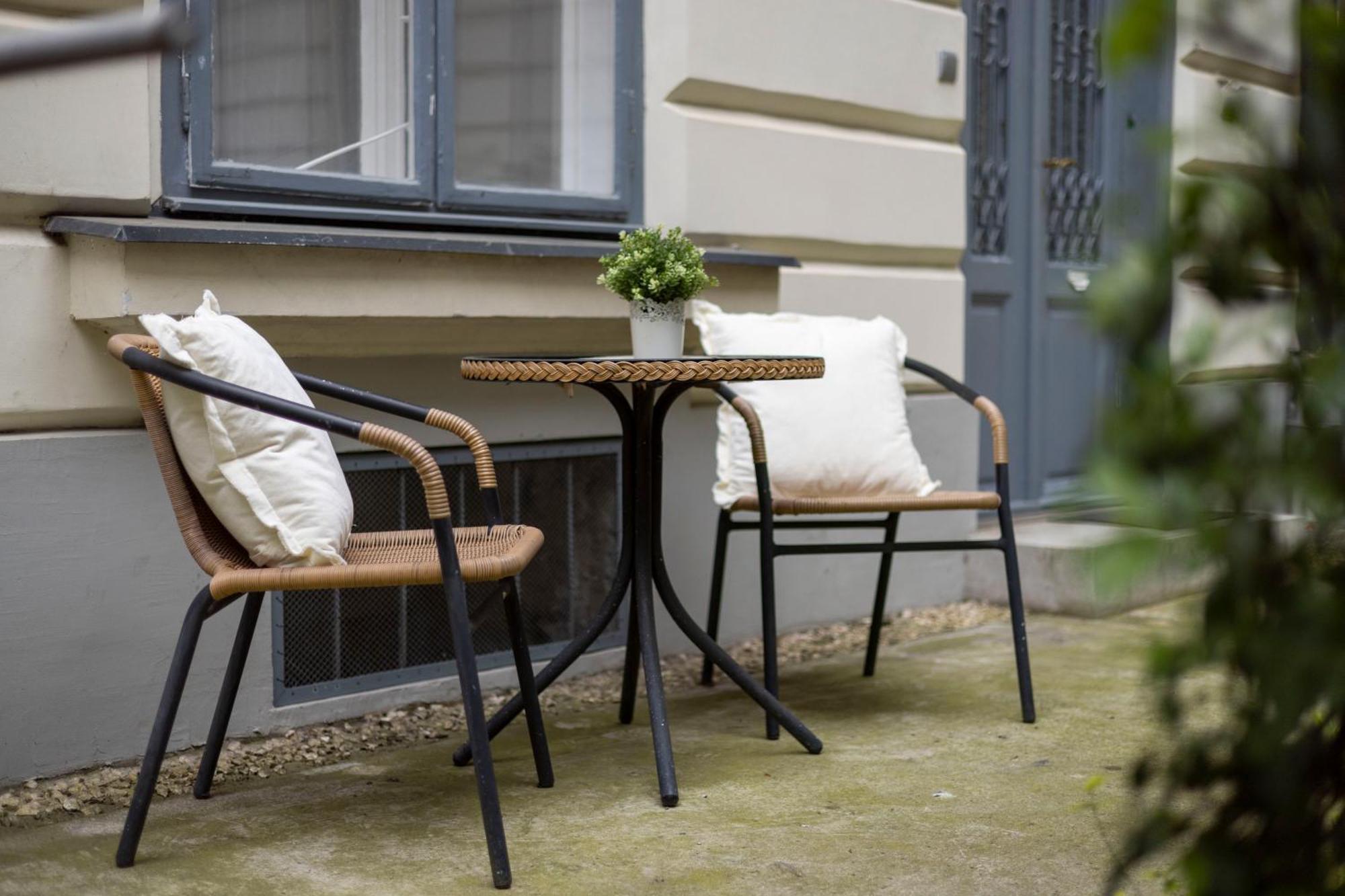Апартаменты Hidden Gem With Terrace On The Andrassy Fashion Road Будапешт Экстерьер фото
