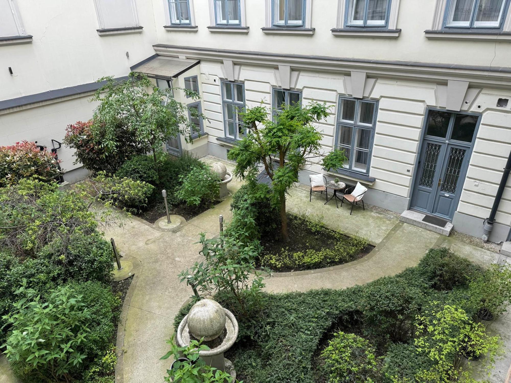 Апартаменты Hidden Gem With Terrace On The Andrassy Fashion Road Будапешт Экстерьер фото